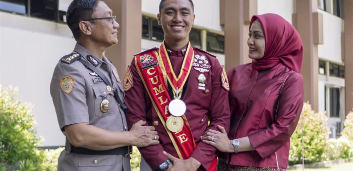WISUDA AKPOL 1